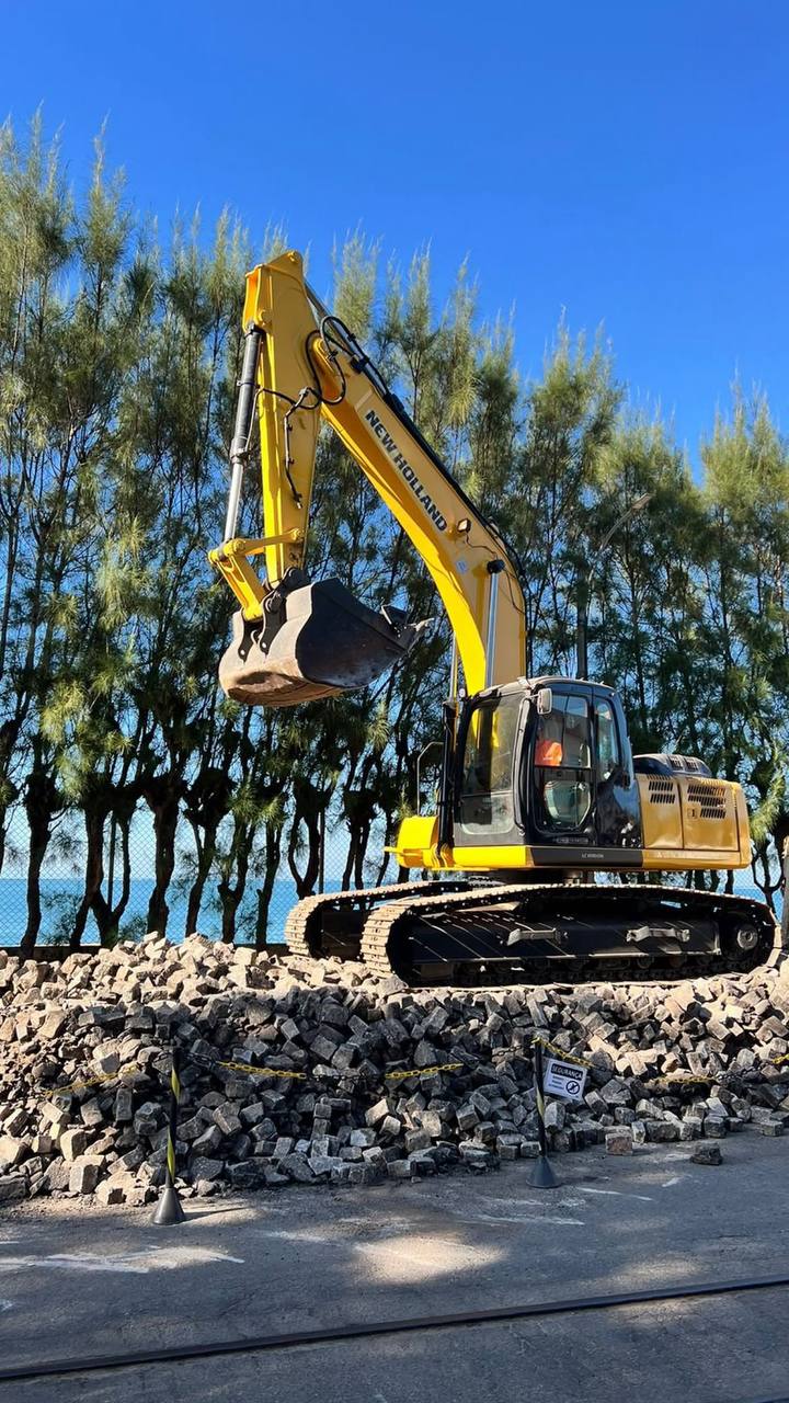 Escavadeira hidráulica ER Aguiar em obra em Macaé/RJ