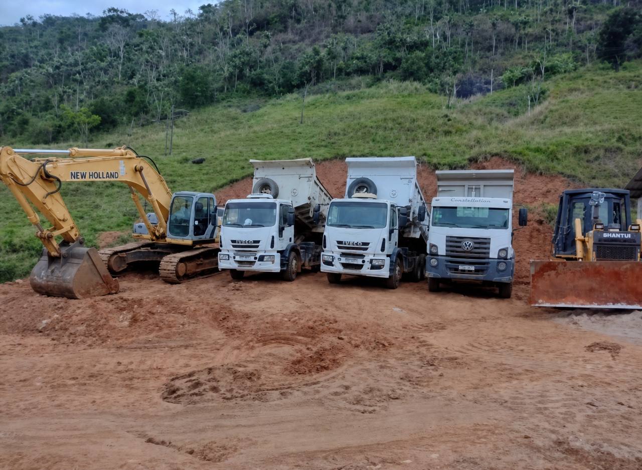 Frota de terraplanagem ER Aguiar em obra em Macaé/RJ